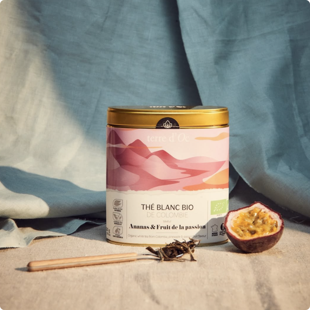 set design d'une marque de thé sur un fond en tissus